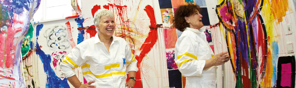 Lokale Vernetzung: „Lebendige Ausstellung“ – eine Performance mit Farbe an Wänden und Objekten, Foto: Bernd Hellwage