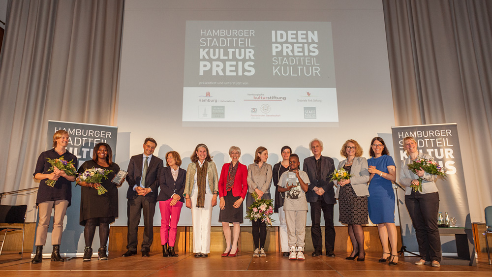 Gruppenbild mit Senatorin, Gewinnern, Preisstiftern und Jury beim Stadtteilkulturpreis 2015, Foto: Jo Larsson, www.jolarsson.com