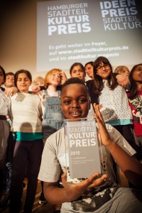 Schülerinnen und Schüler der Grundschule Ahrensburger Weg in Volksdorf und der Grundschule Appelhoff in Steilshoop präsentieren ihren Preis. Foto: Jo Larsson, www.jolarsson.com