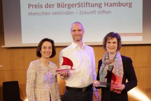 Preisverleihung mit Vorstand Birgit Schaefer (links) und Preisträgern 