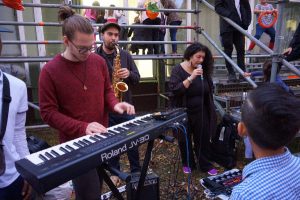 Musikalischer Einsätze in der Wohnunterkunft Weddestraße in HH-Mitte, Foto: Tabea Sens