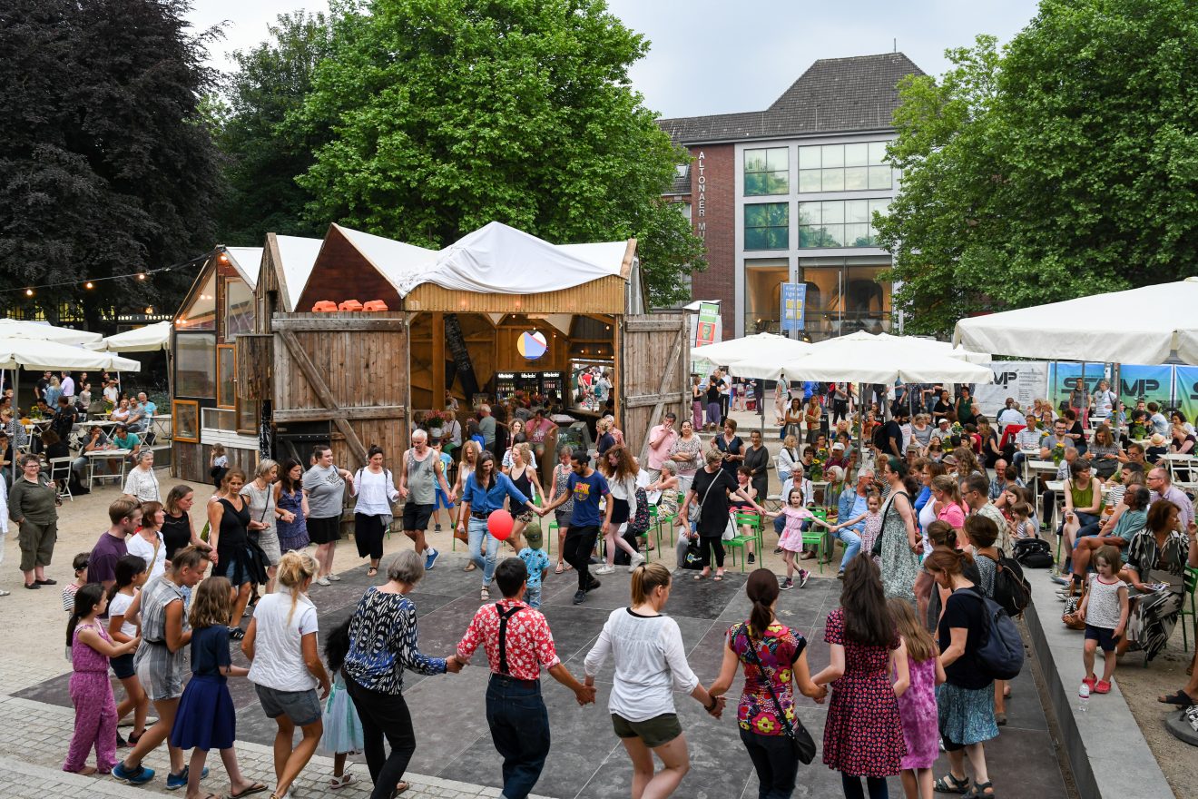 Wunderbare Festivalatmosphäre auf dem Platz der Republik, Foto: Thomas Panzau