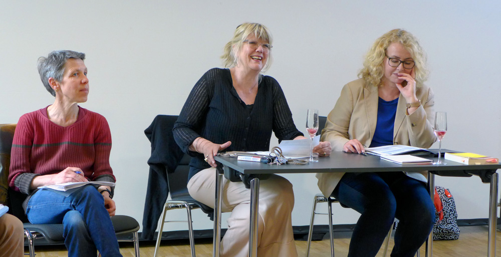 Dörte Inselmann (Mitte) und Corinne Eichner (rechts) führten durch die Tagesordnung, die neue Erste Vorsitzende Sonja Engler links im Bild, Foto: Heiko Gerken