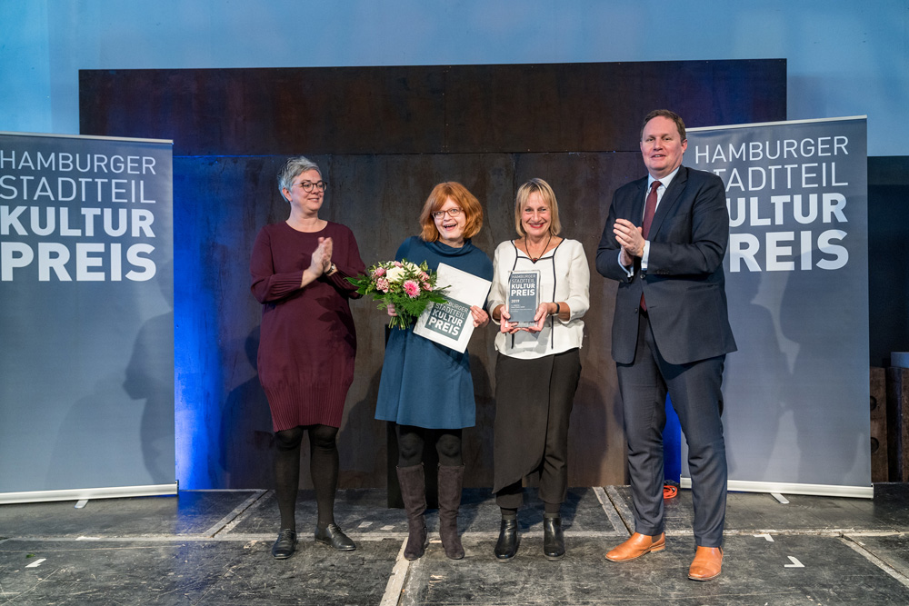 Die Gewinnerinnen Andrea Gritzke und Helga Könings-Schinner von den Jenkitos (Mitte) mit der Jurorin Ellen Ahbe von der Bundesvereinigung Soziokultureller Zentren (links) und dem Senator für Kultur und Medien Dr. Carsten Brosda (rechts), Foto: Miguel Ferraz