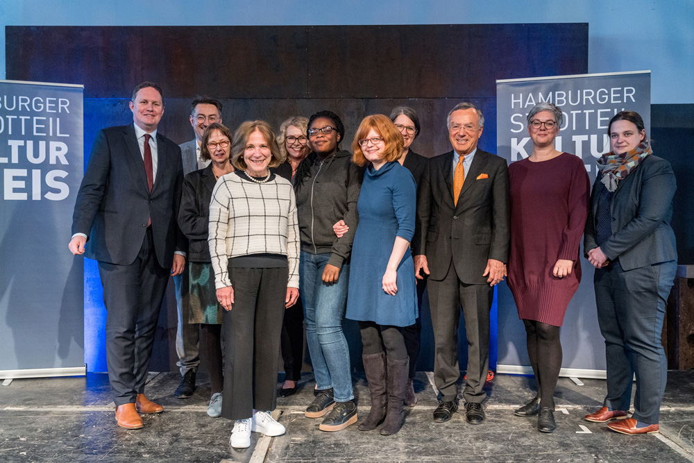 Senator für Kultur und Medien Dr. Carsten Brosda, Ansgar Wimmer von der Alfred Toepfer Stif-tung F.V.S., Jurorin Hella Schwemer-Martienßen von der Stiftung Hamburger Öffentliche Bü-cherhallen, Petra Kochen von der Gabriele Fink Stiftung, Geschäftsführerin Corinne Eichner von STADTKULTUR HAMBURG, Anne Seibt von den Jenkitos, Andrea Gritzke künstlerische Leitung Jenkitos, Wibke Kähler-Siemssen von der Patriotischen Gesellschaft, Dr. Klaus Landry von der Hamburgischen Kulturstiftung, Jurorin Ellen Ahbe von der Bundesvereinigung Soziokultureller Zentren und Henriette von Enckefort von der Behörde für Kultur und Medien