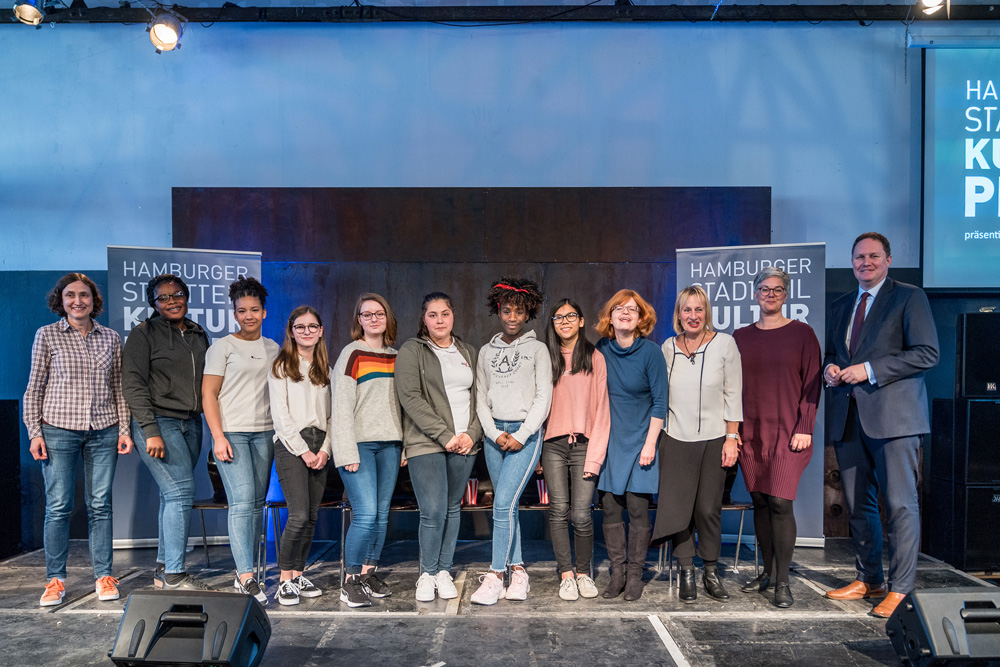 Die glücklichen Gewinnerinnen von den Jenkitos mit der Jurorin Ellen Ahbe von der Bundes-vereinigung Soziokultureller Zentren (2. von rechts) und dem Senator für Kultur und Medien Dr. Carsten Brosda (ganz rechts), Foto: Miguel Ferraz