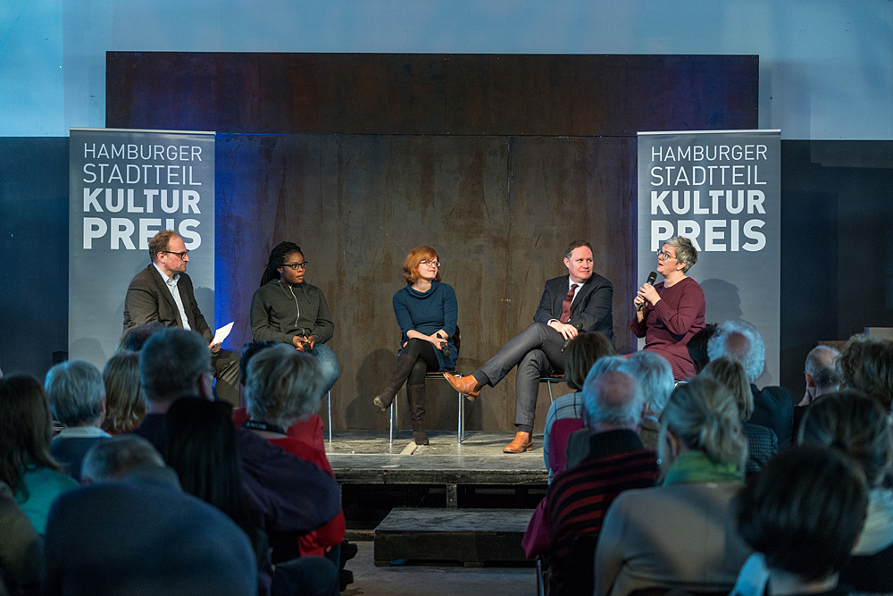 Gewinner, Laudatorin und Senator im Gespräch, Foto: Miguel Ferraz