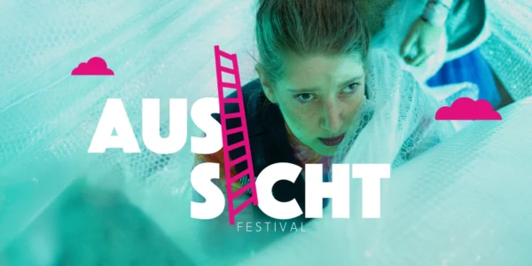 Das Bild zeigt einen Ausschnitt aus einem Theaterstück. Aus einer starken Aufsicht ist eine weiße Person zu sehen, die in Luftpolsterfolie eingewickelt ist. Das Bild hat einen bläulichen Unterton. Es ist mit dem Namen des Festivals Aussicht versehen. Das Wort ist zweigeteilt in Aus und Sicht. Dabei ist das I in Sicht eine pinke Leiter, die eine Verbindung zu Aus schafft. Das Bild wird auf der rechten und linken Seite mit zwei pinken Wolken versehen.