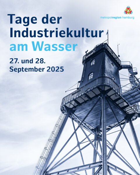 Zu sehen ist das Plakat der Tage der Industriekultur am Wasser auf dem unteransichtig ein großer Turm zu sehen ist. Der Turm steht auf diversen Metallstreben. Am Turm führt eine Metallwendeltreppe entlang.