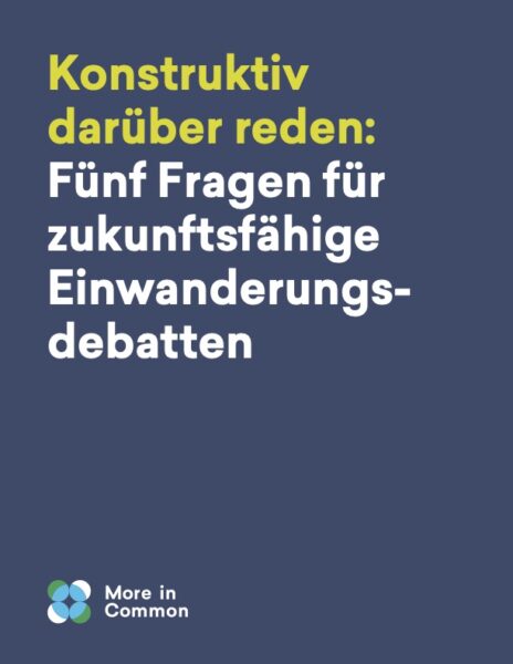 Das Bild stellt das dunkelblaue Deckblatt des Impulspapiers da. Darauf steht in gelb und weiß: Konstruktiv darüber reden: Fünf Fragen für zukunftsfähige Einwanderungsdebatten". In der unteren linken Ecke befindet sich das Logo und der Schriftzug von More in Common.