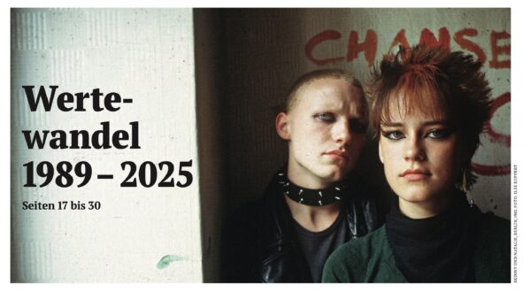 Dargestellt sind zwei Menschen aus den 1980er Jahren mit dunkler Kleidung und dunklem Augen-Make-Up. Die eine Person im Vordergrund hat kurze gestylte rote Haare. Die andere Person hat einen blonden Buzz-Cut und ein Nietenhalsband. Auf der linken Bildseite ist der Titel der Zeitung "Wertewandel 1989 bis 2025" hinterlegt.