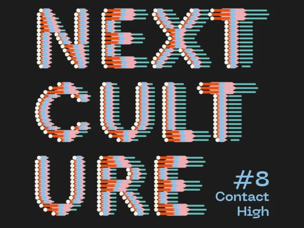 Zu sehen ist ein sich über die Grafik erstreckender Schriftzug: Next Culture. Die Farben sind Weiß, Rot, Orange, Rosa, Hellblau und ein dunkleres Grün. Die Buchstaben setzen sich aus den Farben und geomatrischen Formen wie Punkte, Ovale und langegezogene Striche zusammen. Rechts unten steht Hashtag 8 Contact High in Hellblau. Alles befindet sich auf einem schwarzen Untergrund.