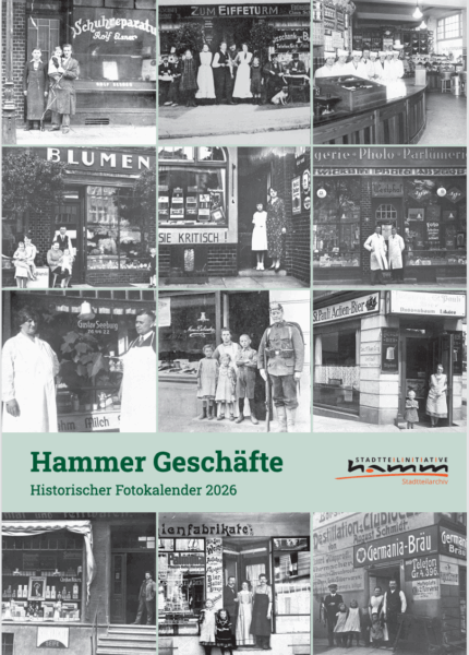 Vorderseite eines Kalender mit zwölf historischen Schwarzweißfotos, die Menschen vor Ladengeschäften zeigen. 