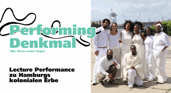 Acht Menschen posieren vor der Kulisse des Hamburger Hafens am Park Fiction. In der linken Seite des Bildes steht der Schriftzug Performing Denkmal Lecture Performance zu Hamburgs kolonialem Erbe.