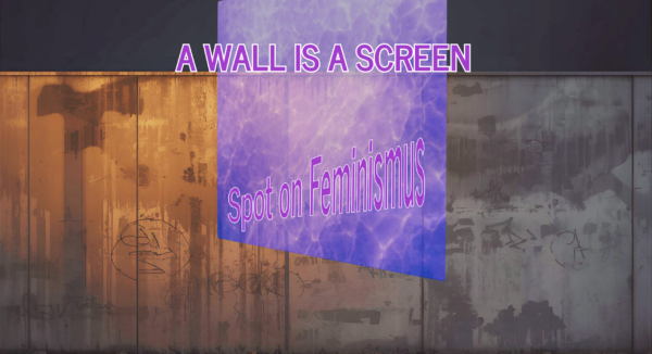 Bearbeitetes Foto, das eine graue Wand mit einem violetten Schriftzug „A Wall Is A Screen - Spot on Feminismus“ zeigt