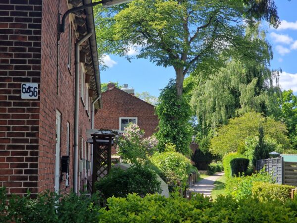 Klinkerbauten in Eidelstedt, die von viel Grün durch Hecken und Bäume umgeben sind