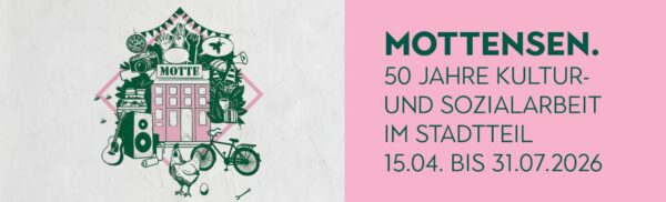 Veranstaltungsbild, auf der linken Seite auf grauem Untergrund eine Illustration, die das MOTTE-Gebäude mit diversen Elementen wie Fahrrad, Gitarre, Musikbox, Motten-Logi und Huhn zeigt; auf der rechten Seite auf rosafarbenen Untergrund stehen Titel und Dauer der Ausstellung.