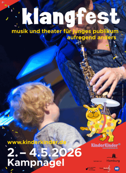 Veranstaltungsplakat vom Klangfest 2026 mit schriftlichen Informationen und KinderKinder e.V.-Logo auf einem Foto, auf dem ein kleines Kind vor einem Menschen steht, der ein Blasinstrument spielt