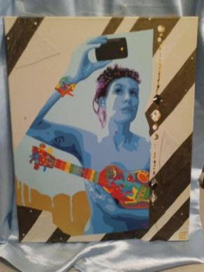 Fotografie eines Bildes, das ein Gemälde einer blau gezeichneten Person zeigt, die in der rechten Hand ein Handy über dem Kopf und im linken Arm eine bunte Gitarre vor der Brust hält.