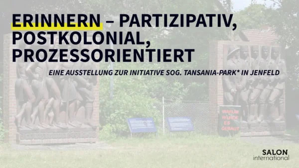 Auf einem transparenten Foto eines Denkmal-Ensemles steht in schwarzer Schrift „Erinnern - Partizipativ, Postkolonial, Prozessorientiert. Eine Ausstellung zur Initiative sog. Tansania-Park* in Jenfeld 