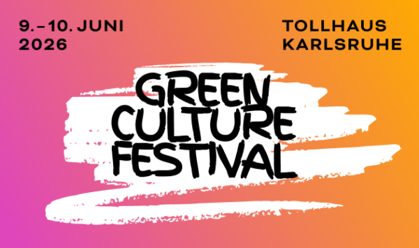 Auf einem rosa-organgenen Untergrund ist der Schriftzug des Green Culture Festivals abgebildet, der aus schwarzer Schrift. Ebenso ist der Zeitraum des Festivals vom 9. bis 10. Juni 2026 und der Ort des Festivals, das Tollhaus Karlsruhe angegeben.