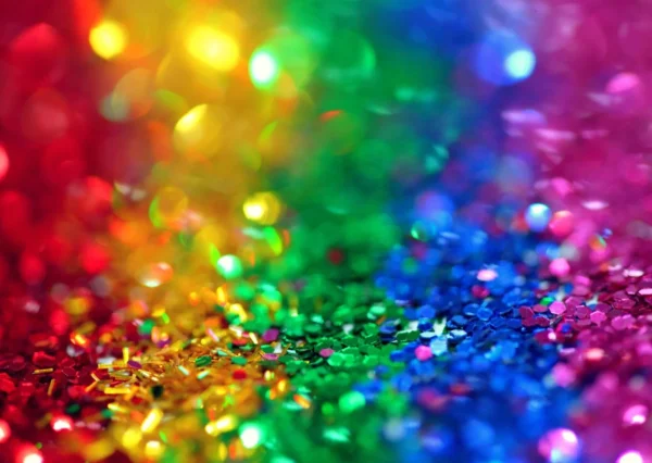 Glitzerkonfetti in Regenbogenfarben von sehr nahe fotografiert