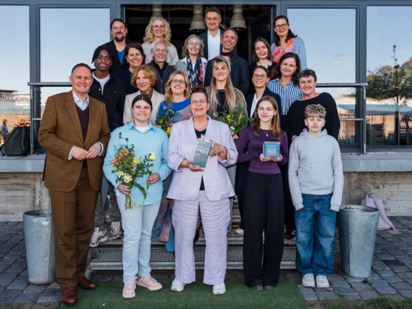 Die Gewinner*innen, Preisgeber*innen, Jury und der Senator nach der Verleihung des Hamburger Stadtteilkulturpreises und des Publikumspreises