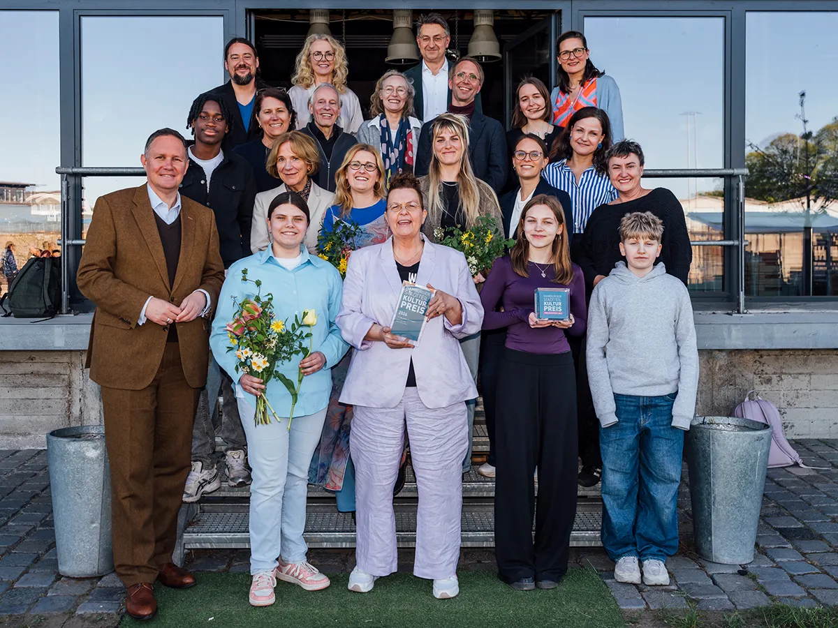 Verleihung Stadtteilkulturpreis 2026 mit Gewinner*innen, Preisstifter*innen, Jury und Senator