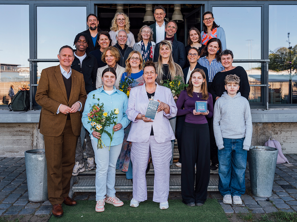 Verleihung Stadtteilkulturpreis 2026 mit Gewinner*innen, Preisstifter*innen, Jury und Senator