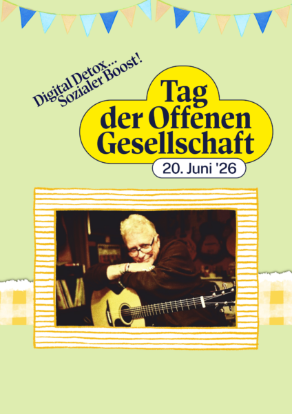 Veranstaltungsplakat zum Tag der offenen Gesellschaft mit Veranstaltungsdetails und Foto des Musikers Robb Johnson, der auf eine Gitarre gelehnt in die Kamera lächelt.