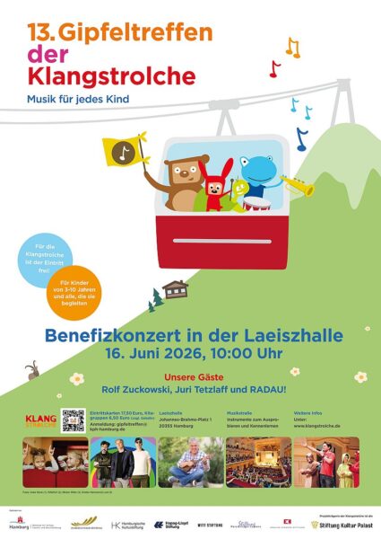 Veranstaltungsplakat 13. Gipfeltreffen der Klangstrolche mit Fotos der auftretenden Künstler*innen und eine Illustration, in der ein Bär, ein Hase und ein Frosch mit Instrumenten in einer Seilbahngondel vor einem grünen Berg sitzen